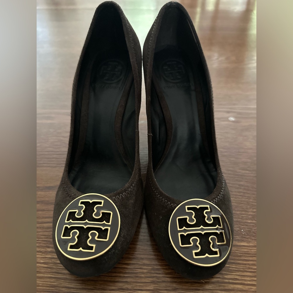 Tory Burch Brown Suede Logo Round-Toe Pumps - Picture 9 of 9